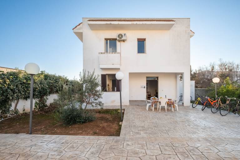 Villa with fast internet, yard & grill in Porto Cesareo