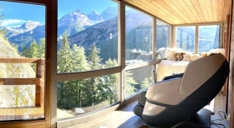 Chalet with hot tub — photo 2