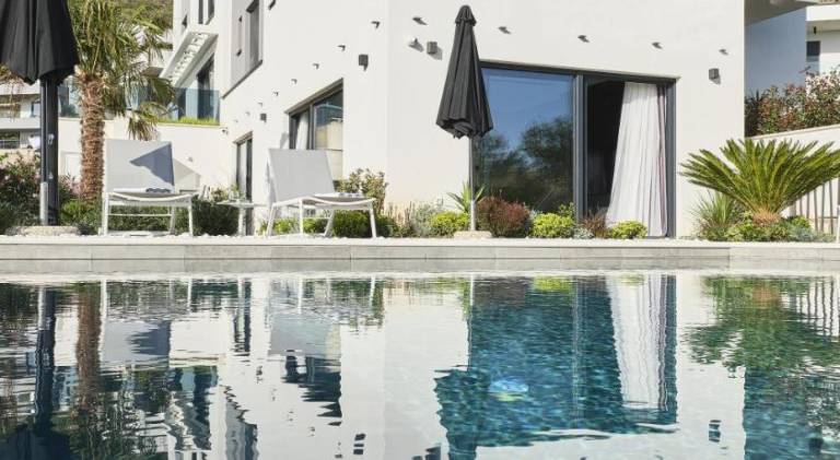 Villa with pool — photo 5