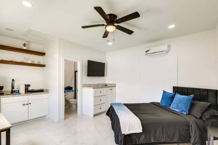 Walk to Beach & Bars! SPI Studio w/ Pool Access in South Padre Island, TX