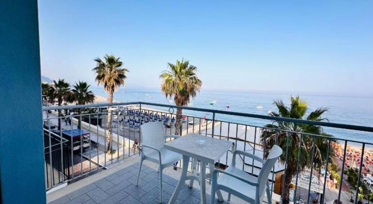 Maniel Beach Hotel — photo 2