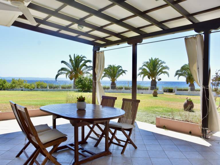 Stunning beachfront villa for rent — photo 4