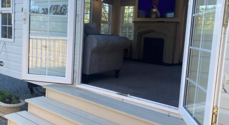 Holiday apartment with yard, jacuzzi & patio — photo 4