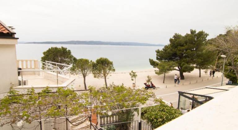 Apartment with garden & terrace in Brela