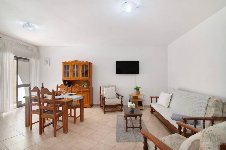 Family-friendly charming apartment with pool, barbeque & fast internet | City view | Next to the beach | Suitable for remote work | Pets allowed — photo 4