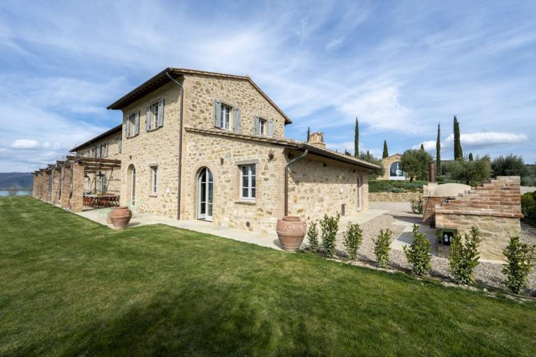 Fully equipped villa with patio, private pool & barbeque | Lake view | Pet-friendly — photo 5