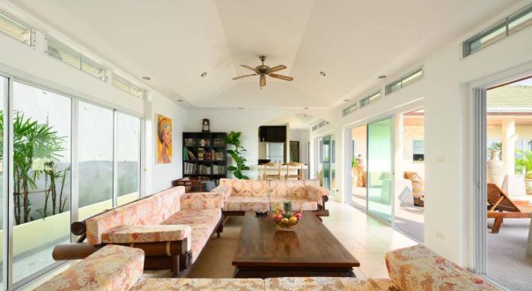 Villa with pool — photo 4