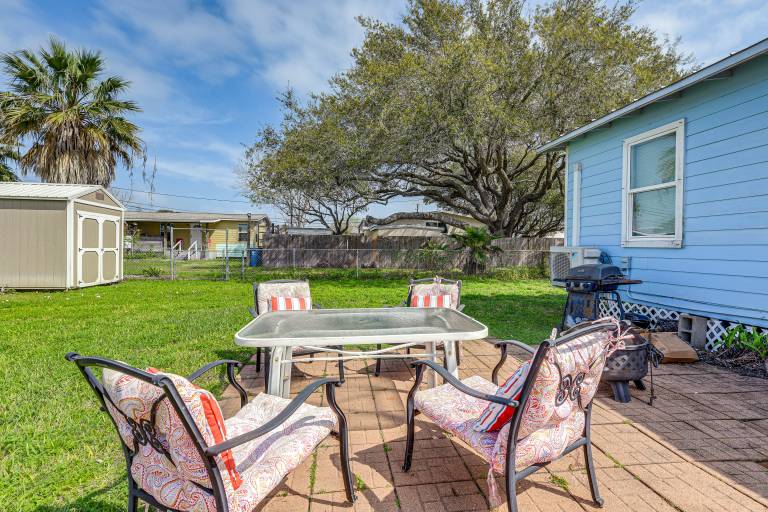 Cozy Cottage w/ Patio < 2 Mi to Rockport Beach! — photo 2