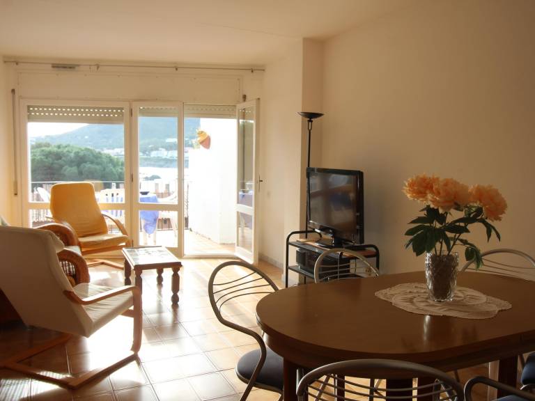Cozy Apartment 100m from Beach with Private Garage — photo 5