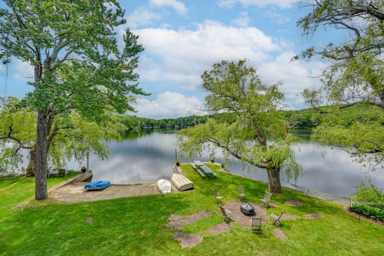 Lakefront Westhampton Cabin w/ Beach + Kayaks! — photo 2