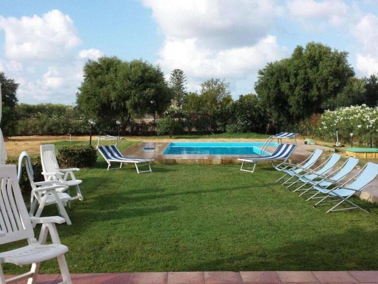 Vacation home with private pool, patio & garden — photo 3