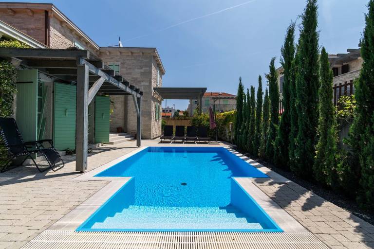 Fully equipped villa with garden, private pool & patio | Pets allowed — photo 3