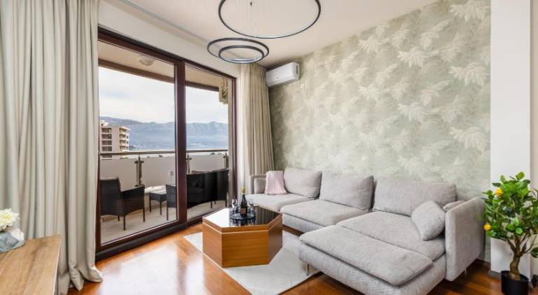 Holiday apartment with 3 rooms for 7 persons in Becici