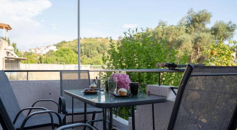 Rental apartment with yard, patio & BBQ — photo 3