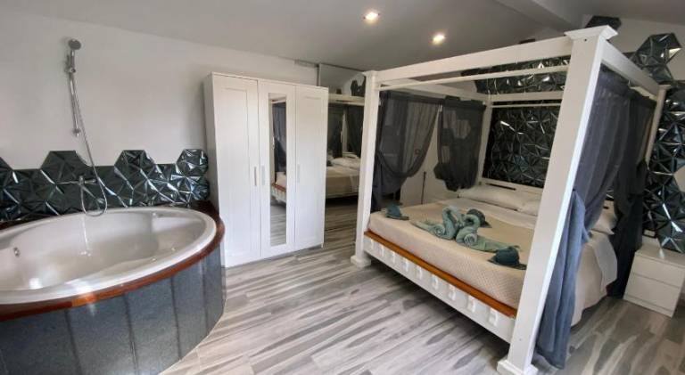 Villa with terrace, garden & pool | Dogs allowed — photo 2