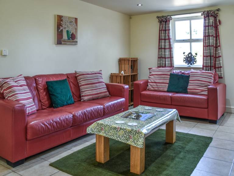 Child-friendly lovely cottage with pool | River view | Pets allowed — photo 3