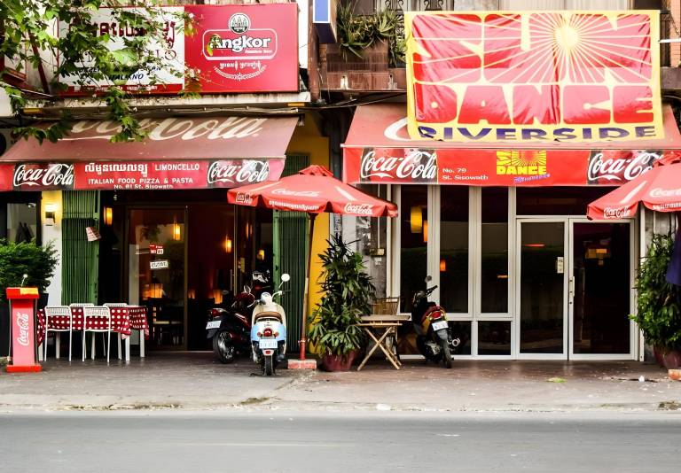 Bar Oz Riverside in Phnom Penh