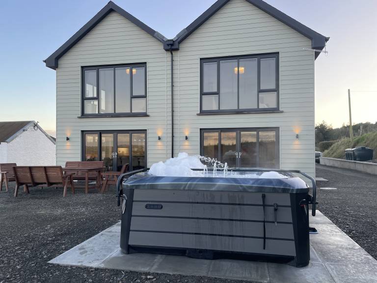 Cottage with jacuzzi & garden — photo 2