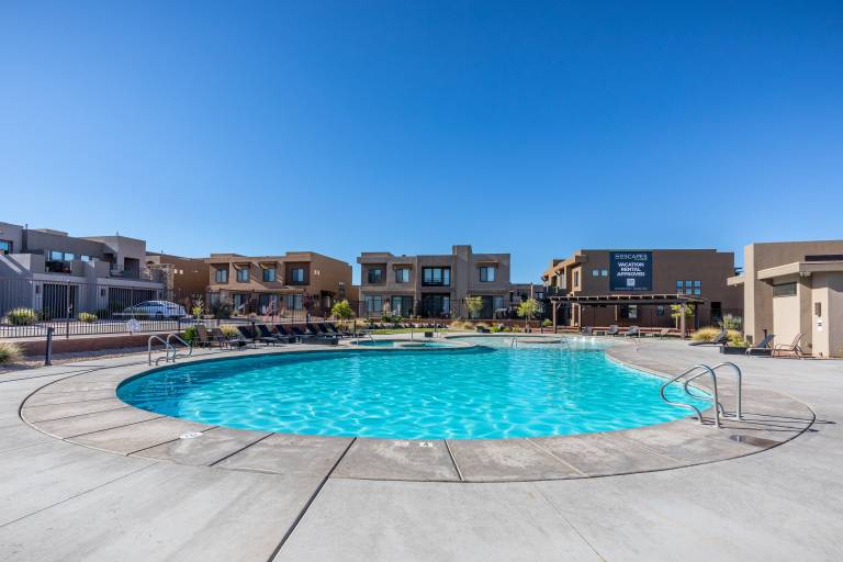 Fully equipped vacation home with BBQ, jacuzzi & heated pool | Golf view | Dogs allowed — photo 4