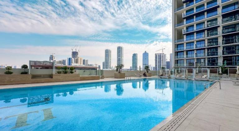 Apartment with hot tub, terrace & private pool in Dubai