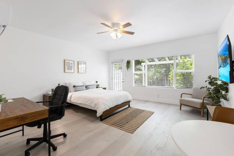 Apartment with garden in Fort Lauderdale, FL