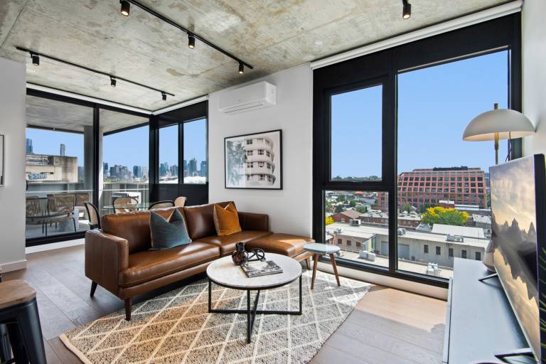 Executive 2 Bed Apartment with Views Gym and Spa