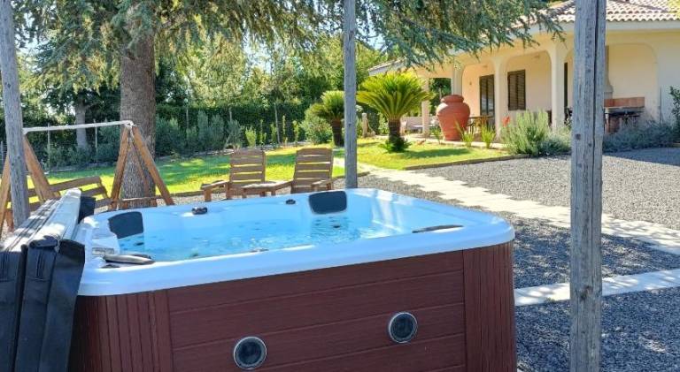 Beautiful rental apartment with yard, jacuzzi & patio | Suitable for remote work | Dogs allowed in Capalbio
