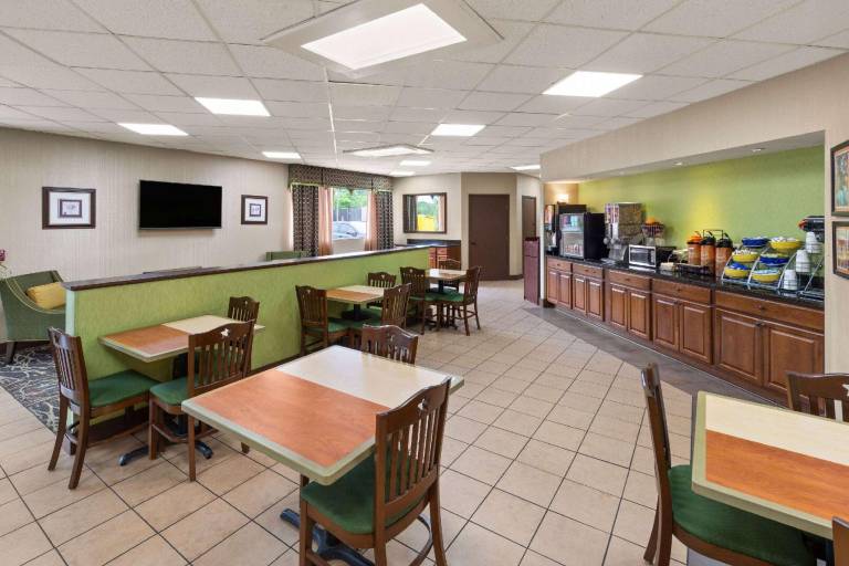 Days Inn by Wyndham Knoxville East — photo 5