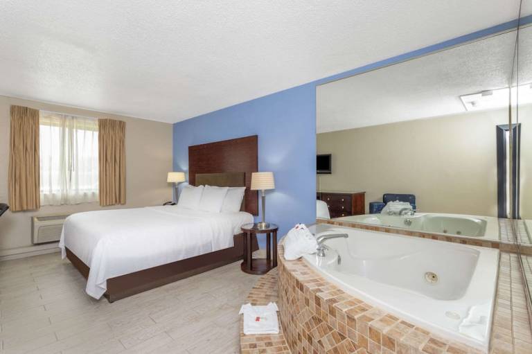 Days Inn and Suites by Wyndham Hammond IN