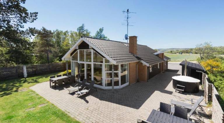 Vacation home with hot tub in Ebeltoft
