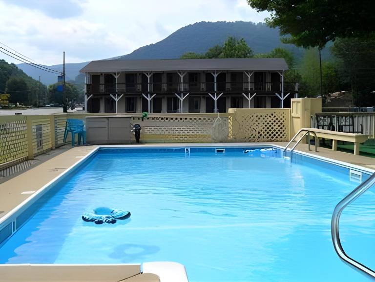 Travelowes Motel - Maggie Valley — photo 2