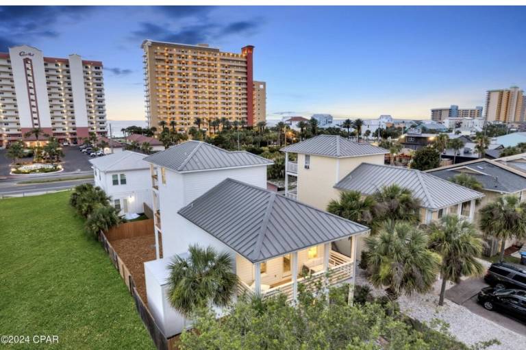 Child-friendly vacation home with yard, barbecue & patio | Beach view | Close to the beach | Dogs allowed — photo 2