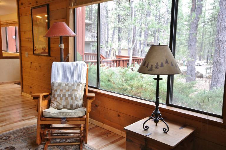 8 Leisure - Light & Bright Home, Hot Tub, Quiet Area Close to SHARC Passes Included — photo 5