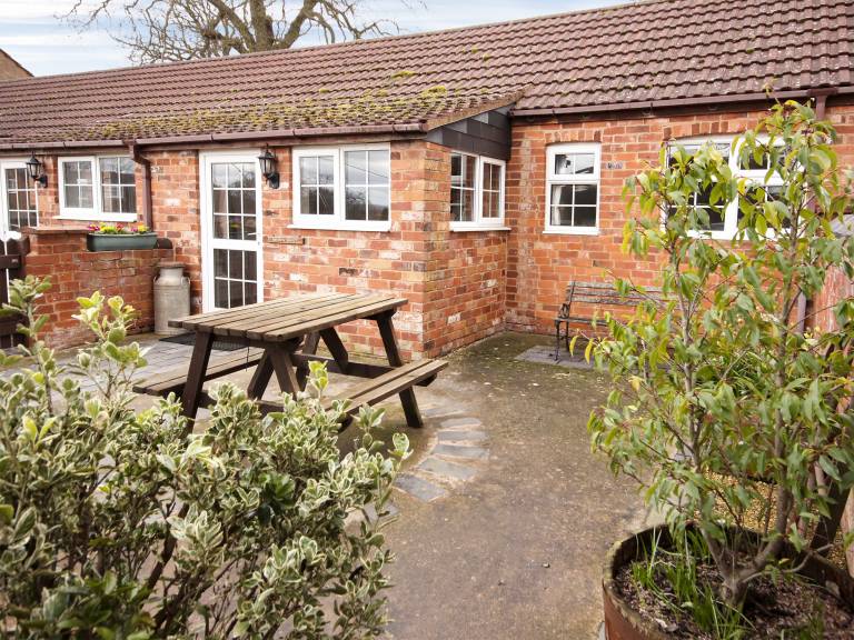 Family-oriented cottage with garden | Pets allowed in Ledbury