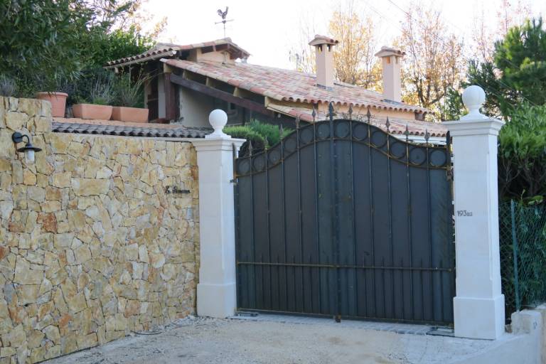Fully equipped charming villa with private pool, garden & barbeque | Panoramic view | Pets allowed — photo 3
