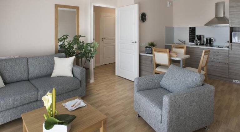 Serviced apartment with garden, pool & patio — photo 2