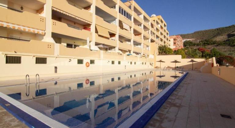 Apartment with pool — photo 3