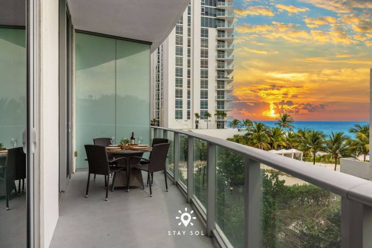 Beachfront Condo Amazing Pool Oceanview Balcony in Aventura, FL