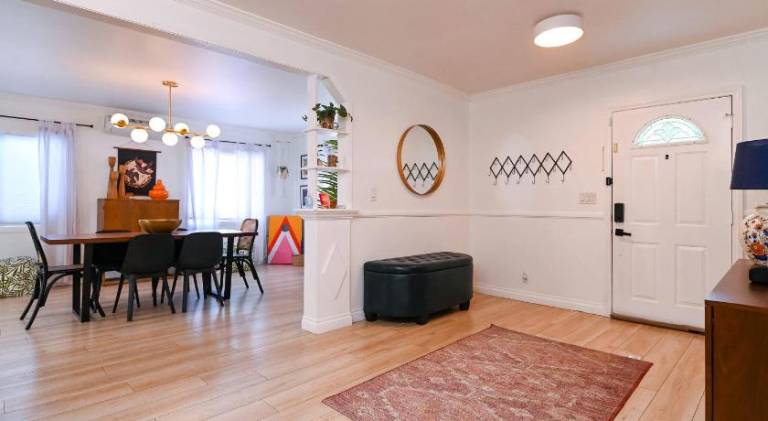 Immaculate 3BDR Bungalow - 5-Min Walk to Beach — photo 5