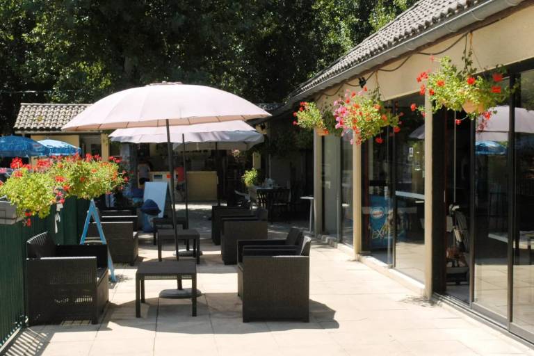 Mobile home with garden, barbeque & terrace in Lacave