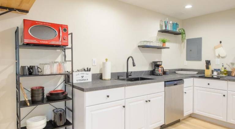 Entire Modern Cozy 2BR Apt mins SU LeMoyne DT — photo 5
