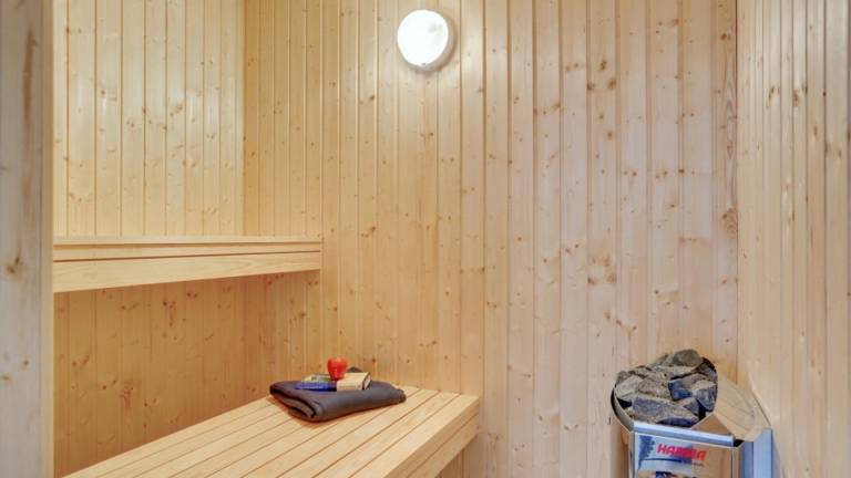 House with hot tub, BBQ & private pool — photo 4