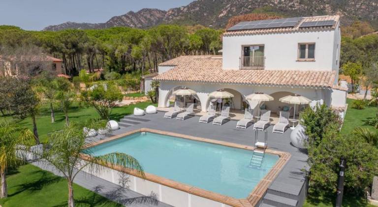 Villa with pool — photo 4