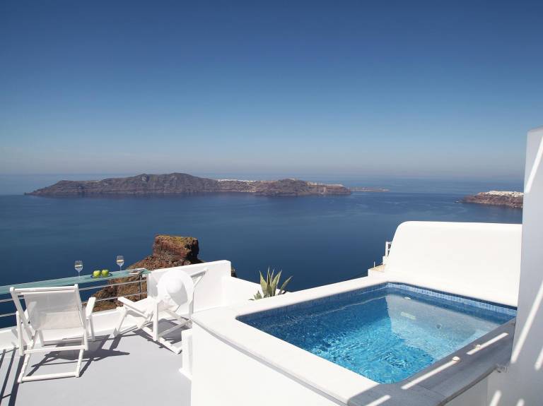 Whitedeck Hotel in Santorini