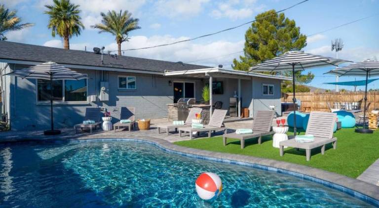 House with pool & jacuzzi — photo 4
