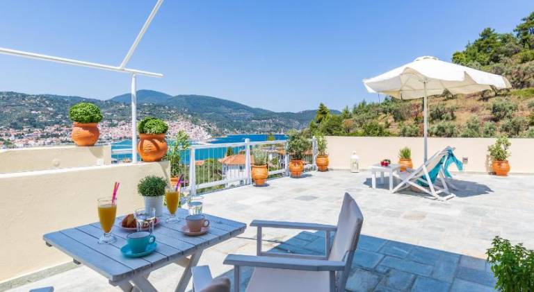 Pleasant vacation home with yard, terrace & private pool | Pets allowed — photo 4