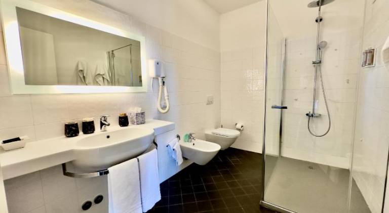 Serviced apartment with patio, yard & jacuzzi | Beach nearby | Pets allowed — photo 2