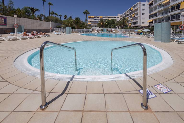 Holiday apartment with pool & garden — photo 4