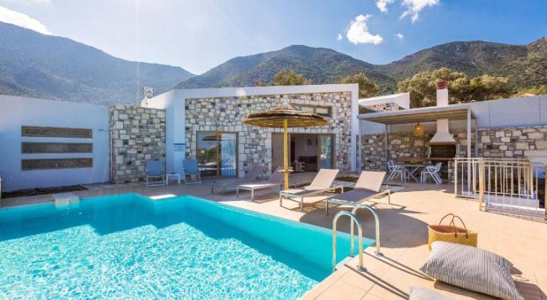 Family-friendly beautiful villa with patio, barbecue & private pool | Good for workation | Dogs allowed in Mylopotamos