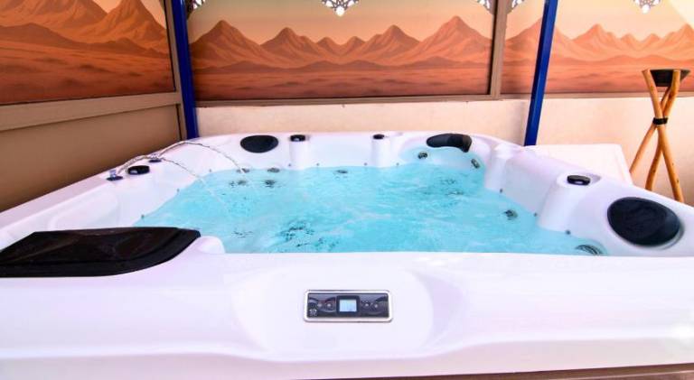 Vacation home with hot tub & pool in Marrakech